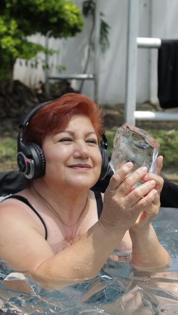 Participante sosteniendo hielo